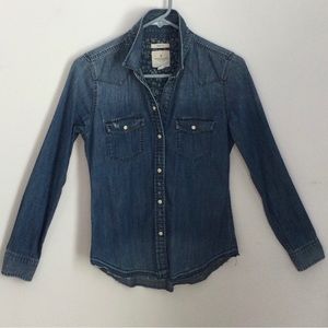 distressed denim cotton shirt with snaps by American Eagle size xs